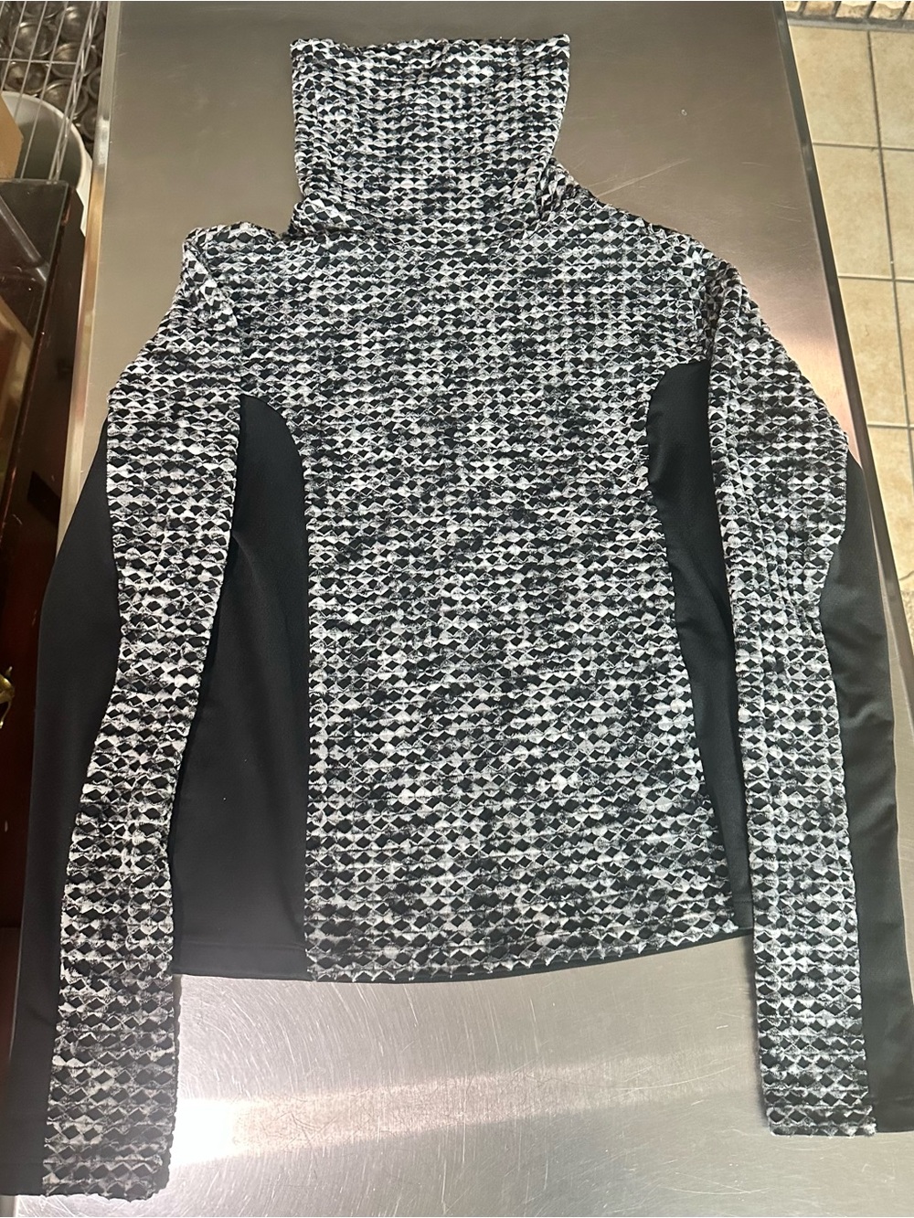 Nike Black & White Patterned Turtleneck Pullover Women’s Size Large